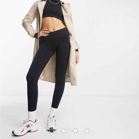 Pull&Bear high rise second skin leggings in black - Picture 2 of 4